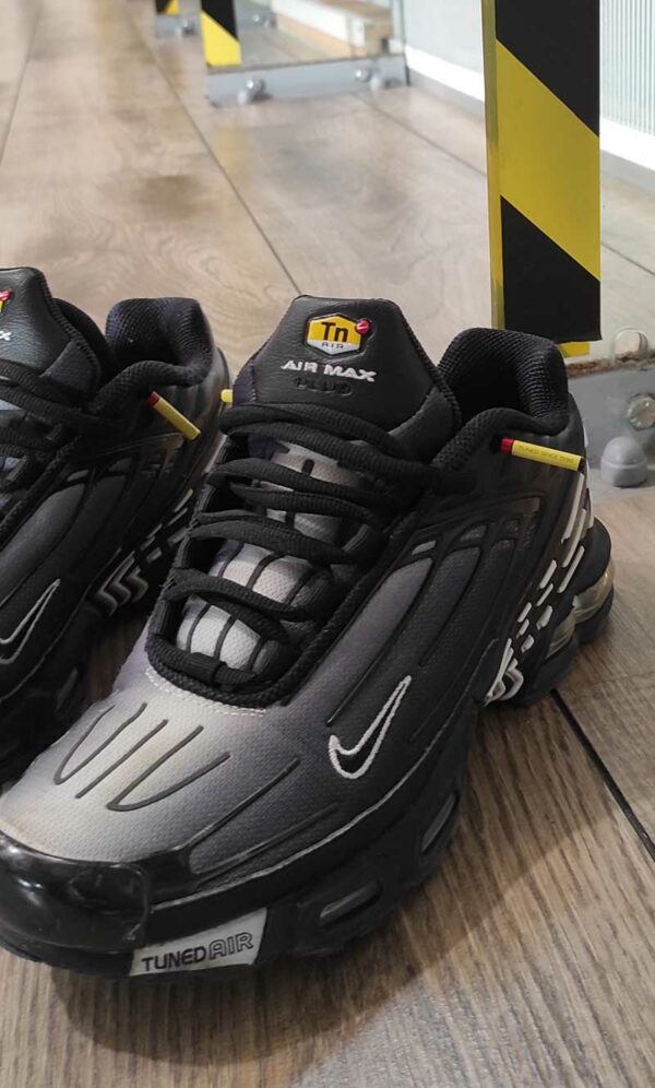 Paire de lacet noire embouts jaune