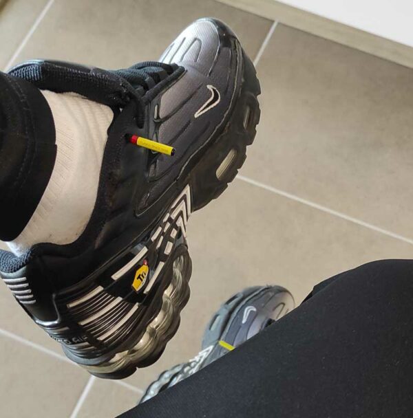 Paire de lacet noire embouts jaune
