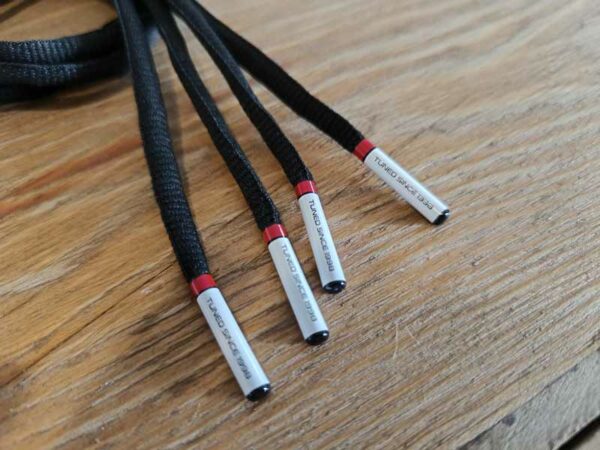 Paire de lacet noire embouts blanc