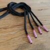 Paire de lacet noire embouts rose