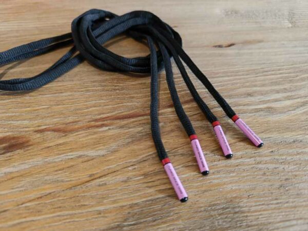 Paire de lacet noire embouts rose