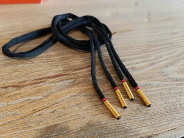Paire de lacet noire embouts orange