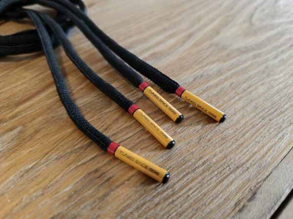 Paire de lacet noire embouts orange