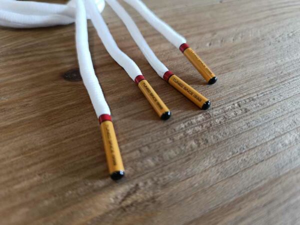 Paire de lacet blanc embouts orange