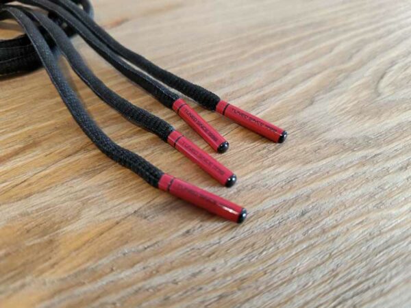 Paire de lacet noire embouts rouge