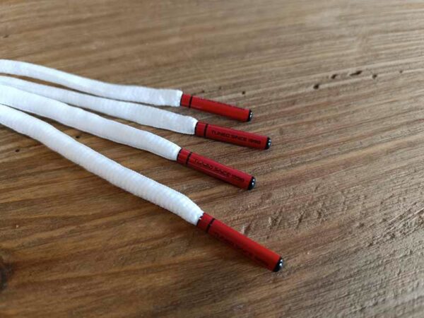 Paire de lacet blanc embouts rouge