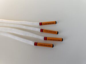 Paire de lacet blanc embouts orange