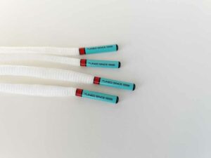 Paire de lacet blanche embouts turquoise (105cm)