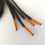 Paire de lacet noire embouts orange