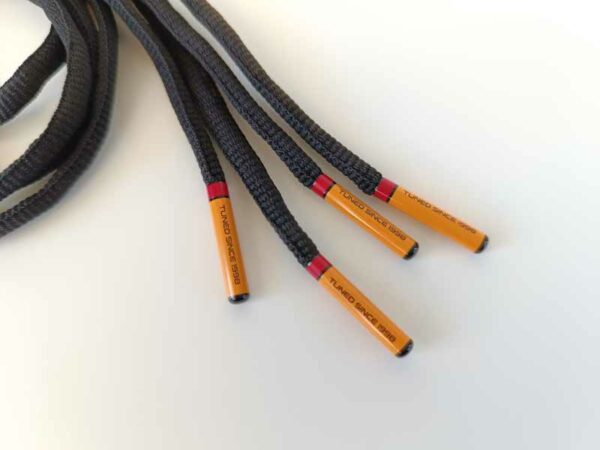 Paire de lacet noire embouts orange