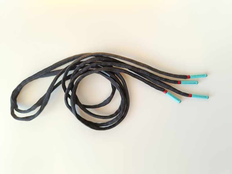 Paire de lacet noire embouts turquoise
