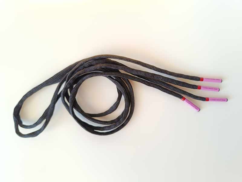 Paire de lacet noire embouts rose