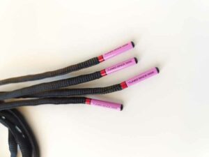 Paire de lacet noire embouts rose