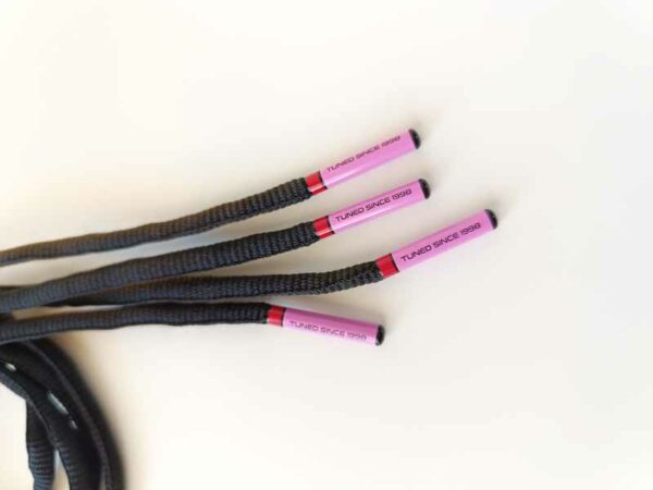 Paire de lacet noire embouts rose
