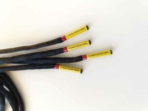 Paire de lacet noire embouts jaune