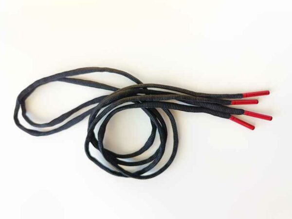 Paire de lacet noire embouts rouge