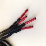Paire de lacet noire embouts rouge