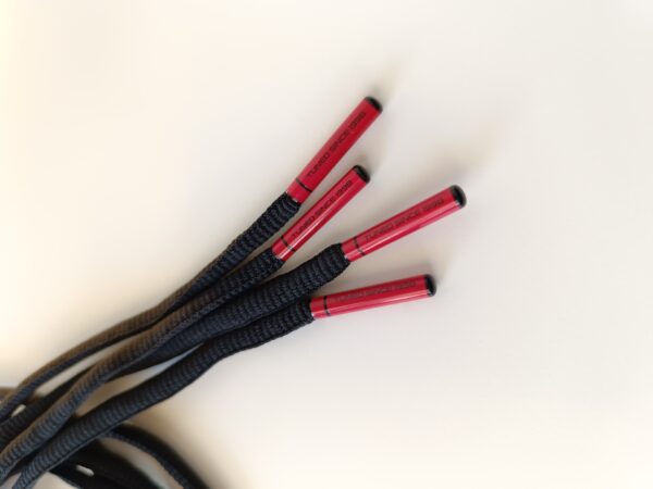 Paire de lacet noire embouts rouge