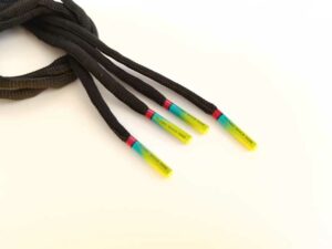 Paire de lacet noire embouts emeraude
