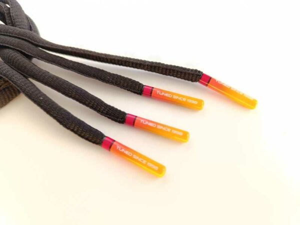 Paire de lacet noire embouts tiger