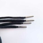 Paire de lacet noir embouts argenté