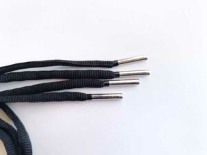 Paire de lacet noir embouts argenté