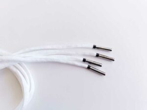 Paire de lacet blanc embouts argenté
