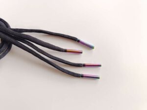 Paire de lacet noir embouts iridescent