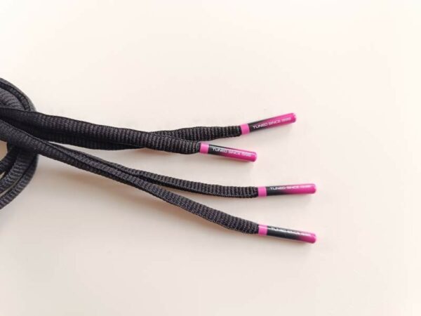 Paire de lacet noire embouts Pink-fade