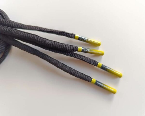 IMG_20250428_175748 Paire de lacet noire embouts Yellow-fade
